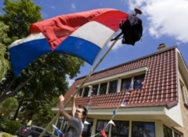 Geslaagde leerlingen speciaal onderwijs hijsen vlag op stadhuis Den Haag Geslaagde leerlingen speciaal onderwijs hijsen vlag op stadhuis Den Haag